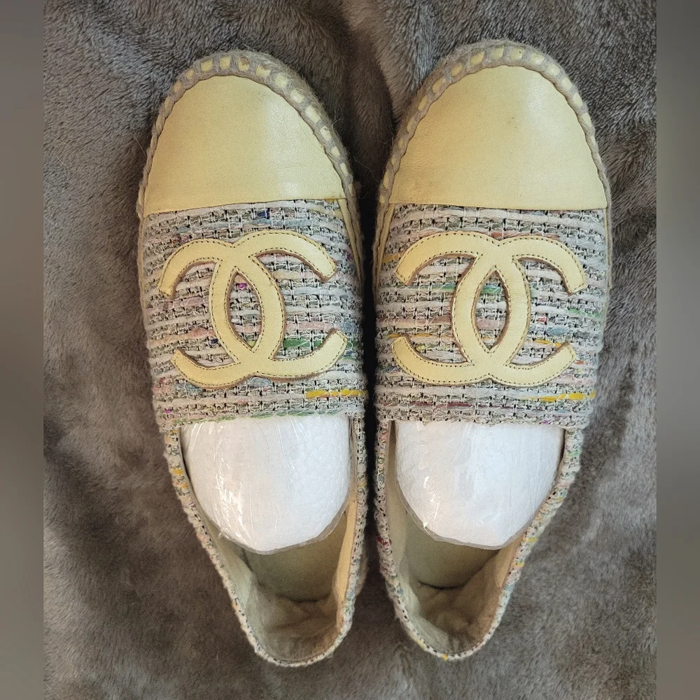 CHANEL Iridescent Tweed & Lambskin CC Espadrilles Flats Yellow Multi Size 36/ 6